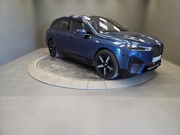 BMW iX 8 of 19