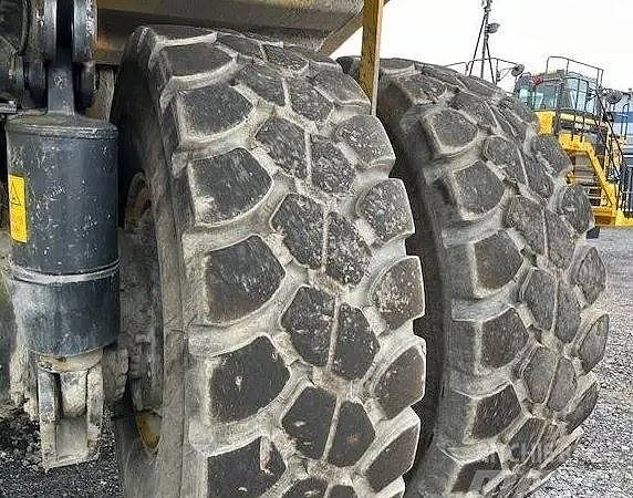 Komatsu HD 605-7E0 9 of 11