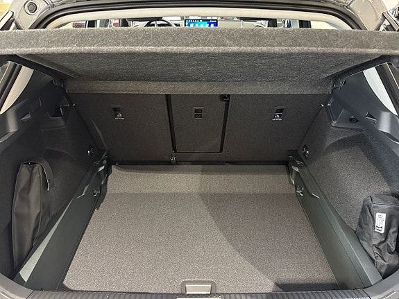 Volkswagen T-Roc 16 of 23