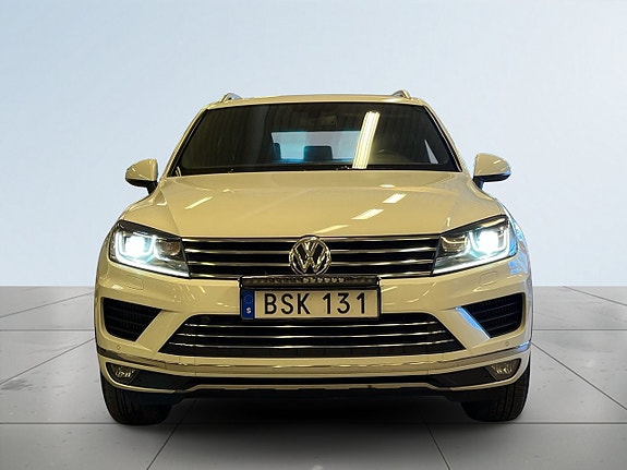 Volkswagen Touareg 2 of 5
