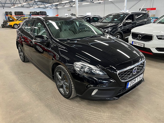 Volvo V40 Cross Country 2 of 5