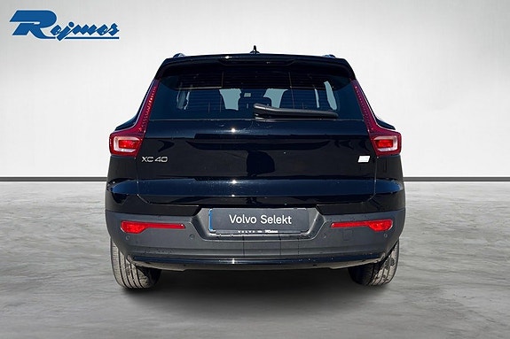 Volvo XC40 4 of 5