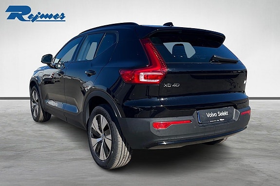 Volvo XC40 2 of 5