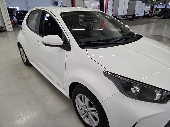 Toyota Yaris 3 of 10