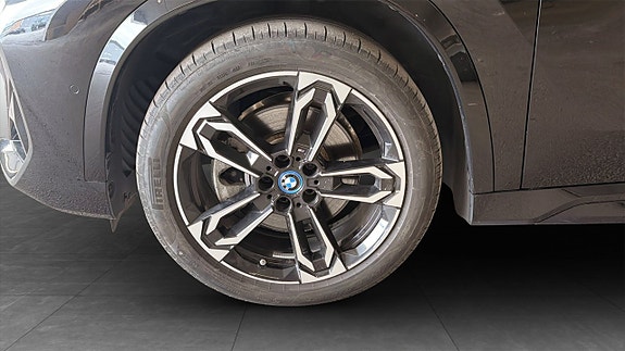 BMW iX1 9 of 10