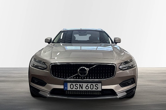 Volvo V90 Cross Country 2 of 5