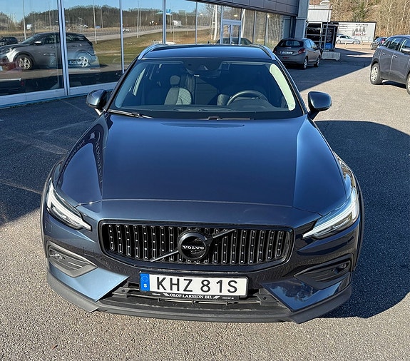 Volvo V60 Cross Country 2 of 5