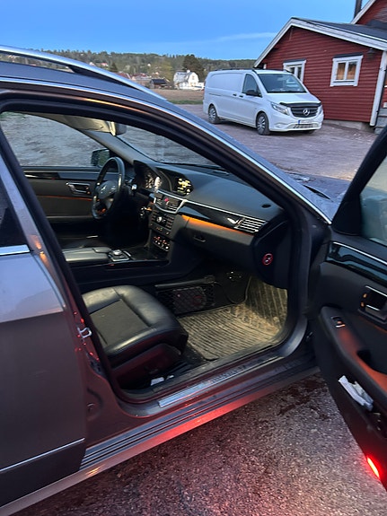 Mercedes-Benz E250 3 of 5