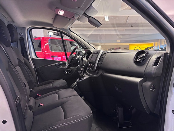 Renault Trafic 10 of 17