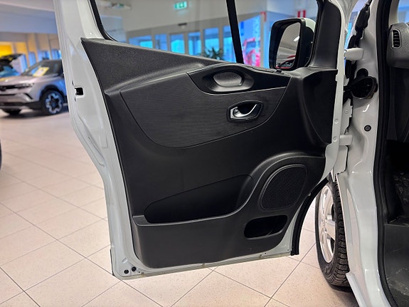 Renault Trafic 13 of 17