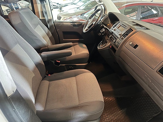 Volkswagen Caravelle 10 of 15