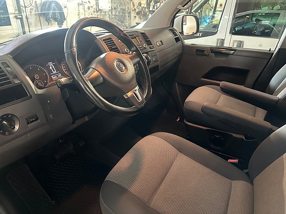 Volkswagen Caravelle 8 of 15