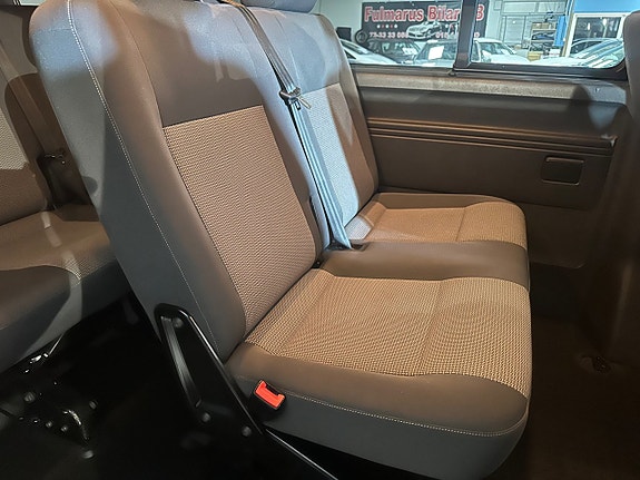 Volkswagen Caravelle 7 of 15