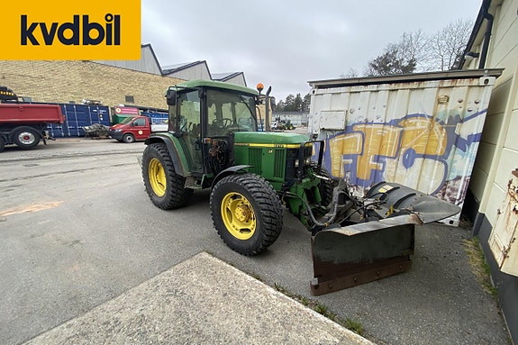 JOHN DEERE 6210 med vikplog och spridare