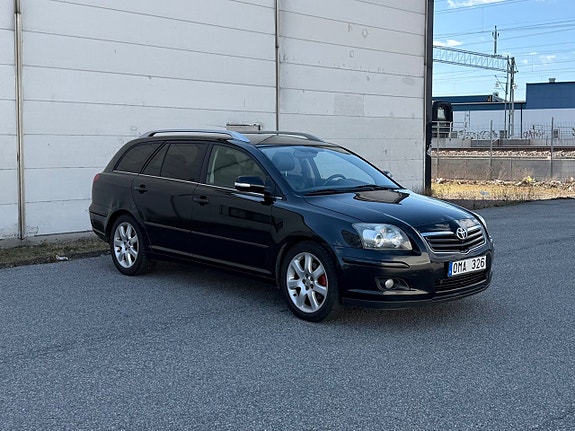 Toyota Avensis 2 of 7