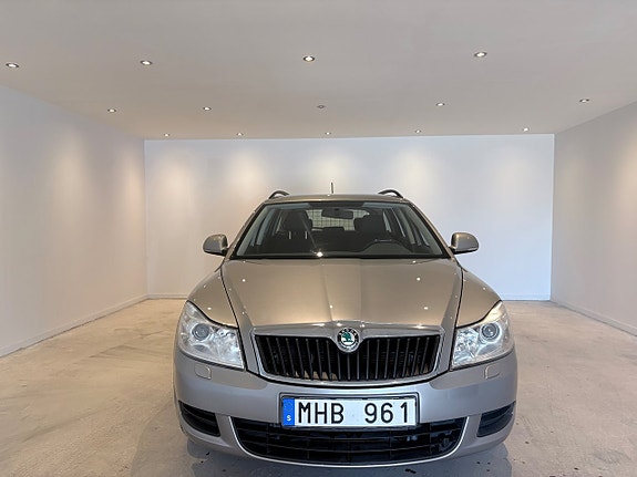 Skoda Octavia 2 of 5