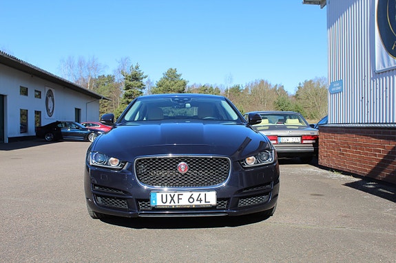 Jaguar XE 2 of 7