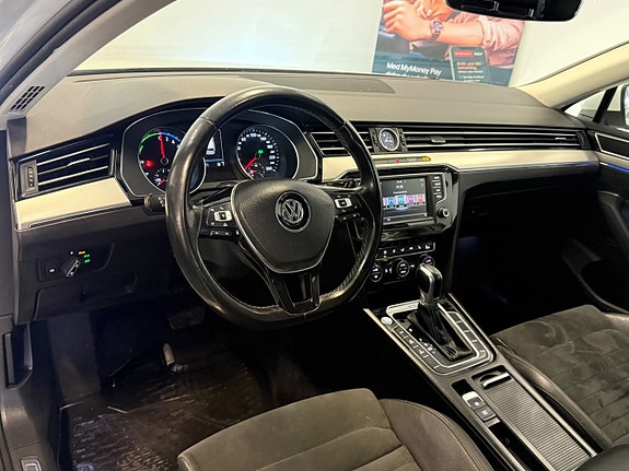 Volkswagen Passat 10 of 26