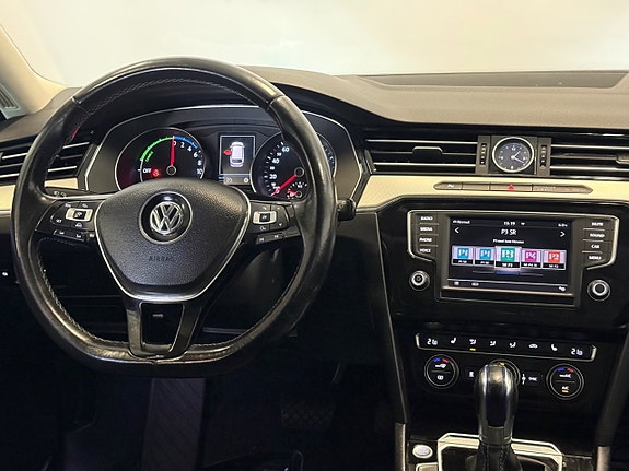 Volkswagen Passat 15 of 26