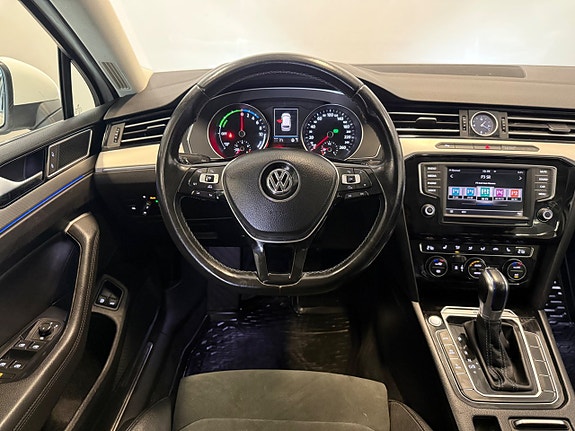 Volkswagen Passat 13 of 26