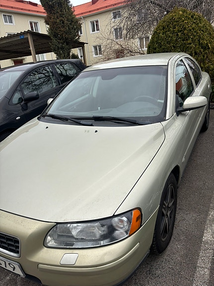 Volvo S60 2 of 5