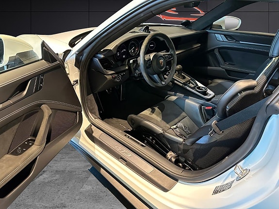 Porsche 911 GT3 8 of 17