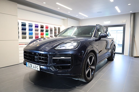 Porsche Cayenne 2 of 5