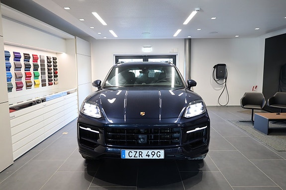 Porsche Cayenne 4 of 5