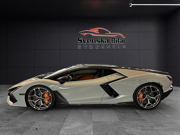 Lamborghini Revuelto 7 of 19