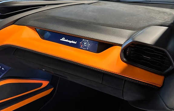 Lamborghini Revuelto 15 of 19