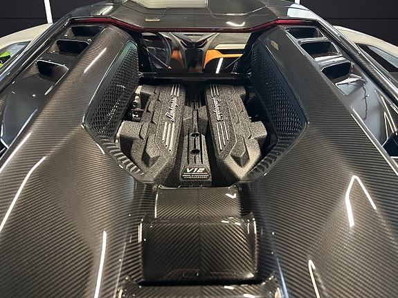 Lamborghini Revuelto 18 of 19