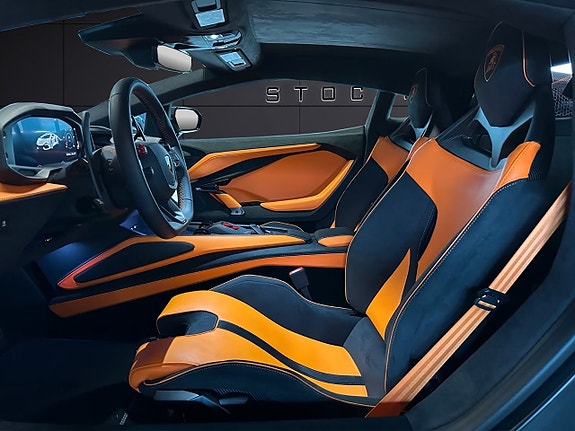 Lamborghini Revuelto 10 of 19