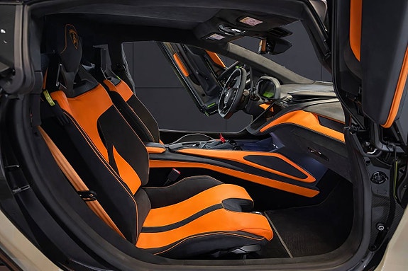 Lamborghini Revuelto 14 of 19