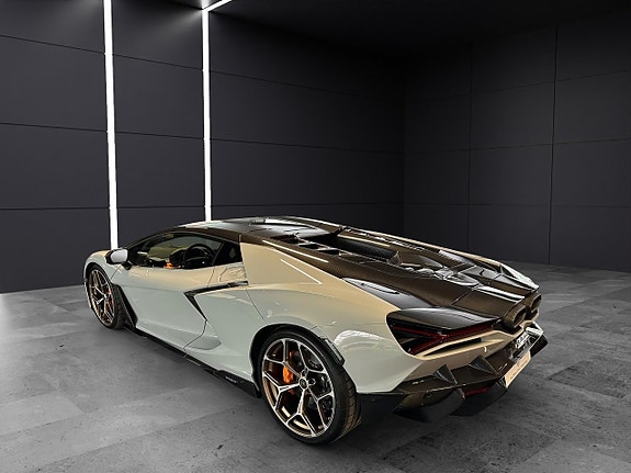 Lamborghini Revuelto 6 of 19