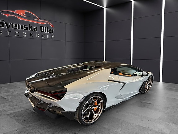 Lamborghini Revuelto 8 of 19