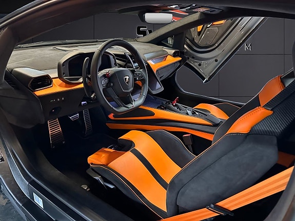 Lamborghini Revuelto 9 of 19