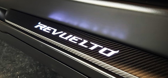 Lamborghini Revuelto 17 of 19