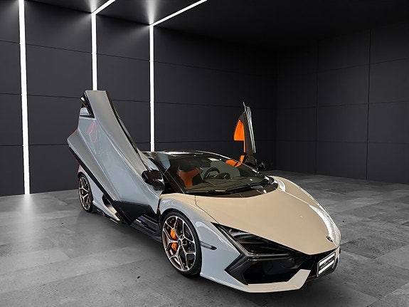 Lamborghini Revuelto 3 of 5
