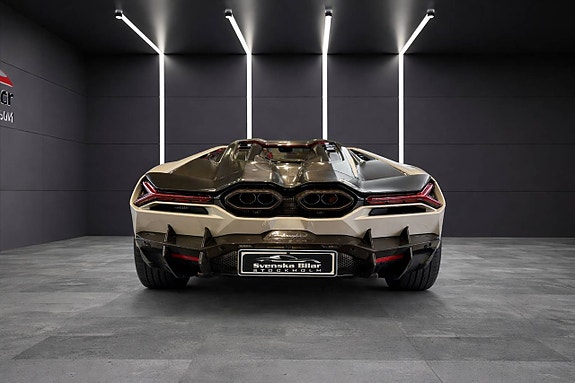 Lamborghini Revuelto 5 of 5