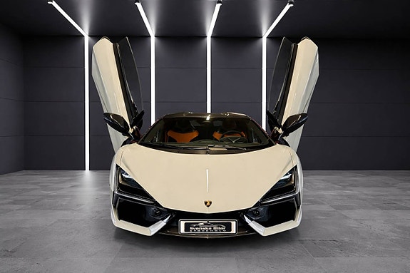 Lamborghini Revuelto 2 of 5