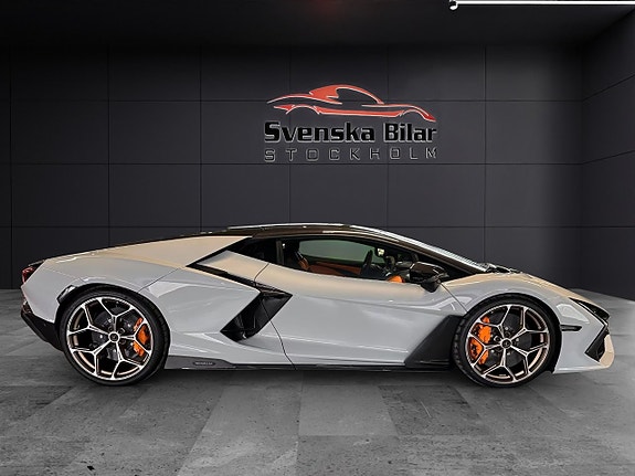 Lamborghini Revuelto 4 of 5