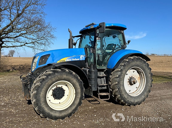 Traktor New Holland T7050