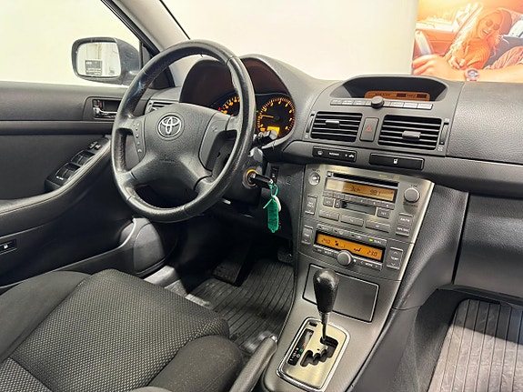 Toyota Avensis 2 of 5