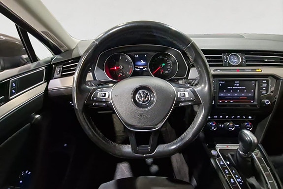 Volkswagen Passat 13 of 17