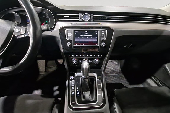 Volkswagen Passat 12 of 17