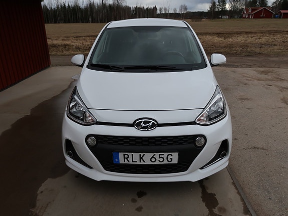 Hyundai i10 2 of 5