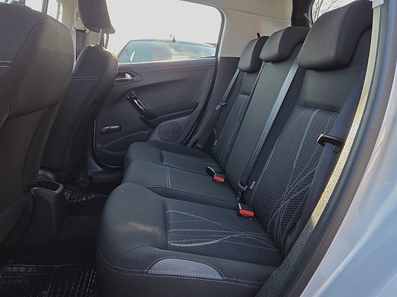 Peugeot 208 14 of 15