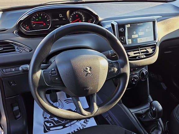 Peugeot 208 8 of 15