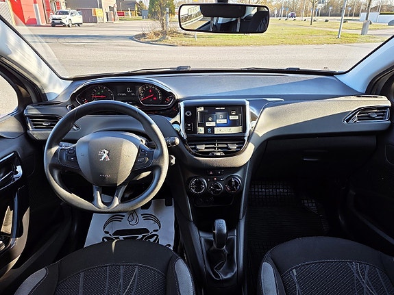 Peugeot 208 11 of 15