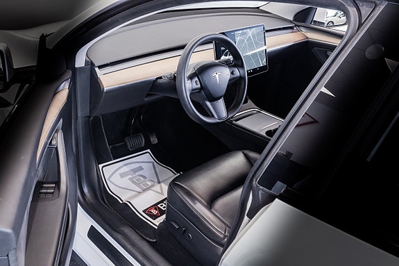 Tesla Model Y 12 of 20